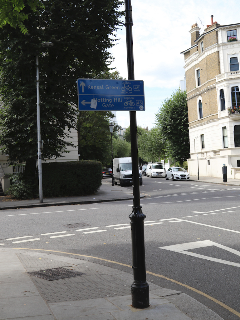 This way to Nottinghill copy